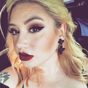 Meet your Posher, Elise